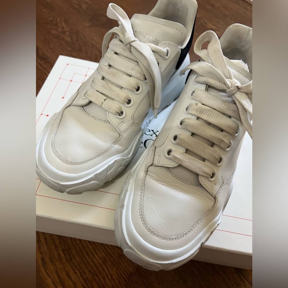 Alexander McQueen
Oversized Larry Bicolor Leather Low-Top Sneakers